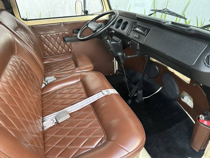 VOLKSWAGEN - KOMBI - 2000/2000 - Marrom - R$ 65.000,00